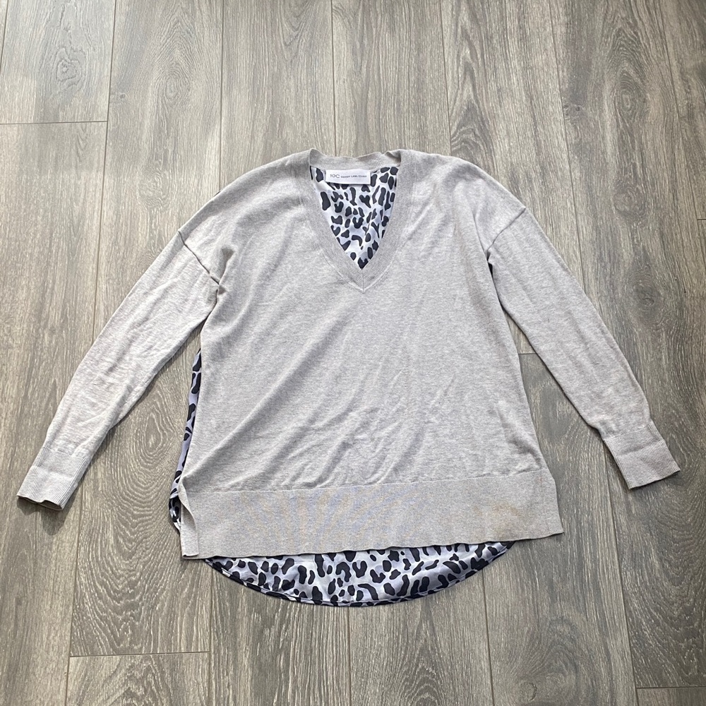 Derek Lam - Grey Cashmere & Cotton V-Neck Top with Silk Leopard Print Back - S/M